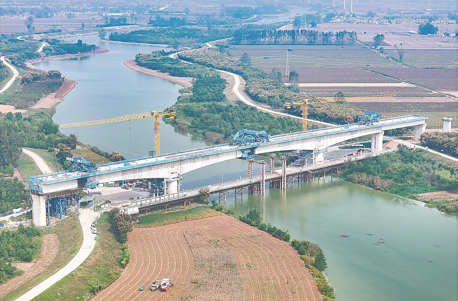 阜淮鐵路潁河特大橋跨茨河連續梁成功合龍